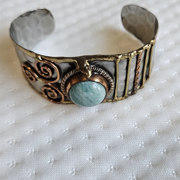 Turquoise and hammered brass bracelet clasp - Picture 5 of 7
